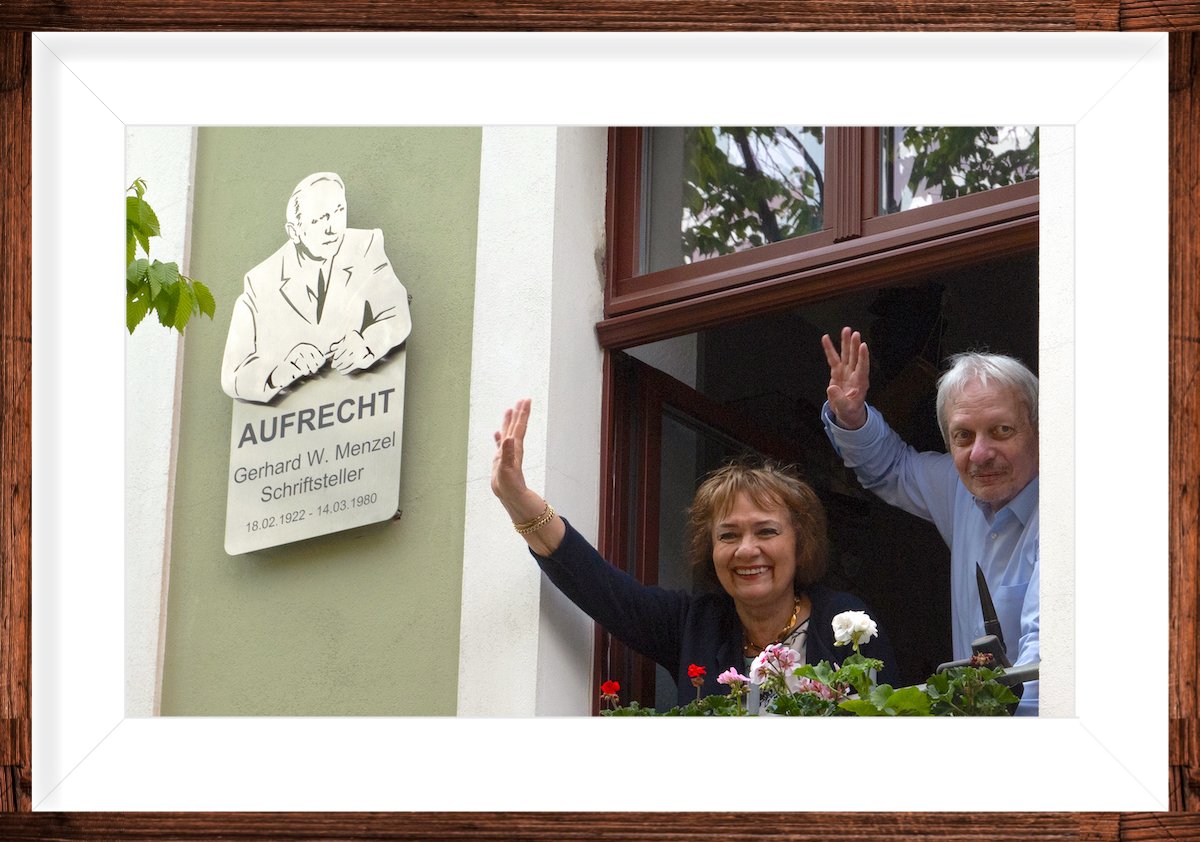 Foto: Andreas und Dagmar, Kinder von Gerhard W. Menzel mit Ehrentafel in der Magdalenenstrasse Nr. 3 in Leipzig