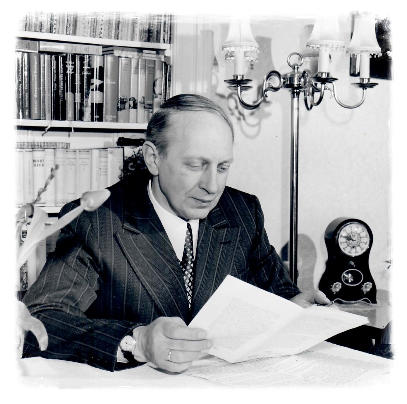 Foto Schriftsteller Gerhard W. Menzel am Schreibtisch